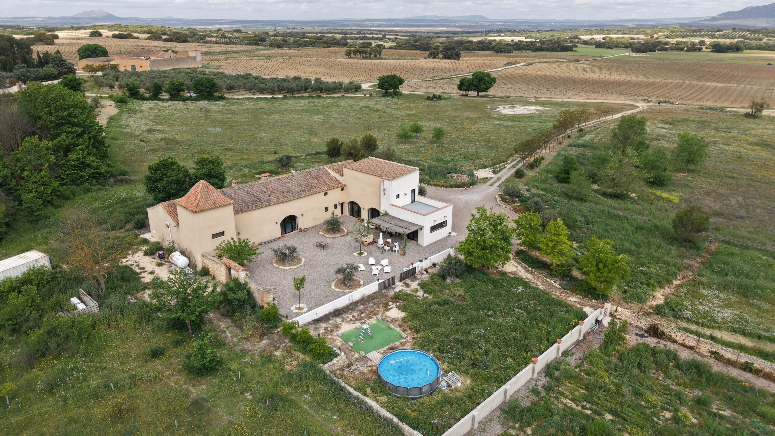 B&B te koop in Almansa: Unieke Off-grid Finca met Toeristische Licentie