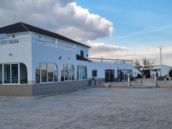 Unieke luxe villa met gastenverblijf en privézwembad te koop in Hondón de los Frailes
