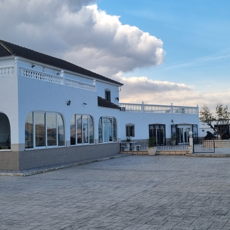 Unieke luxe villa met gastenverblijf en privézwembad te koop in Hondón de los Frailes