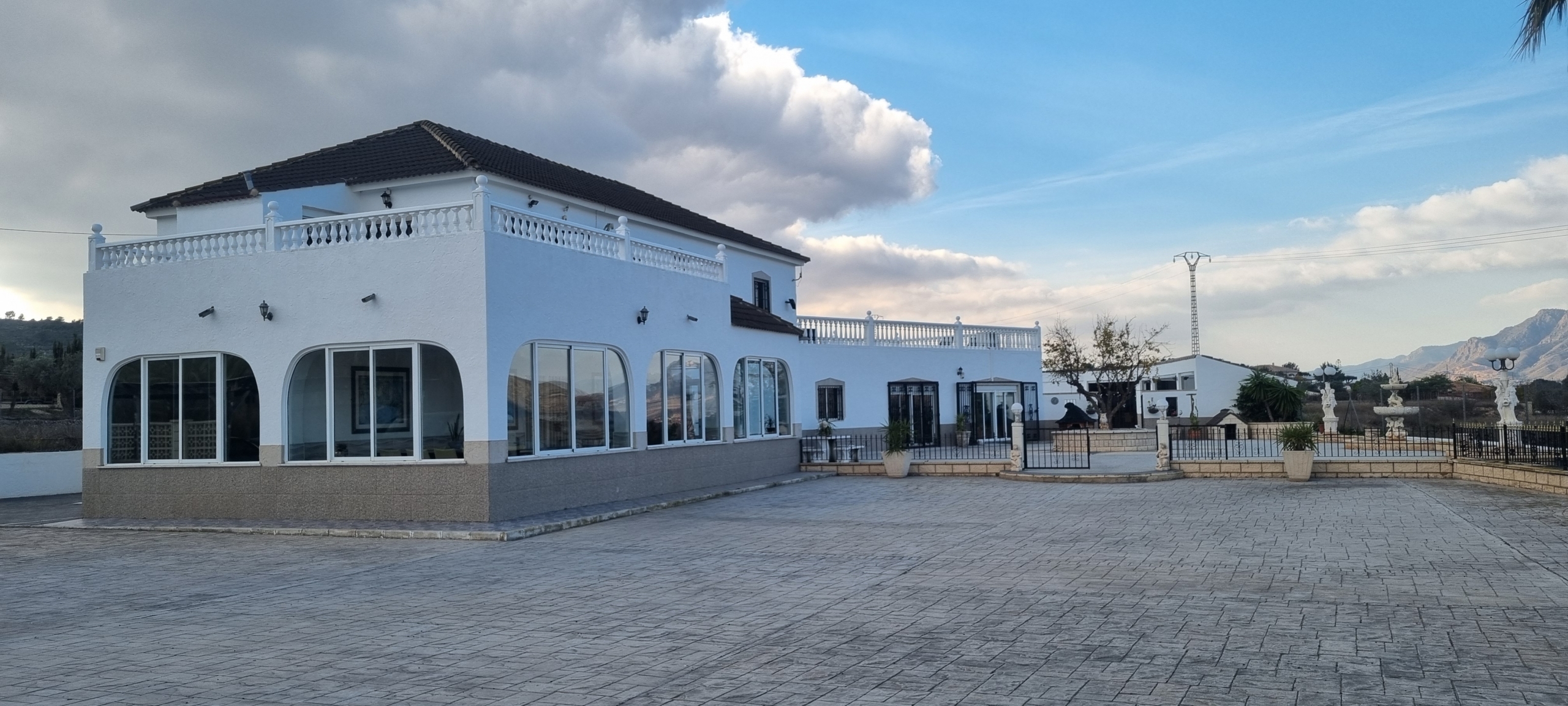 Unieke luxe villa met gastenverblijf en privézwembad te koop in Hondón de los Frailes