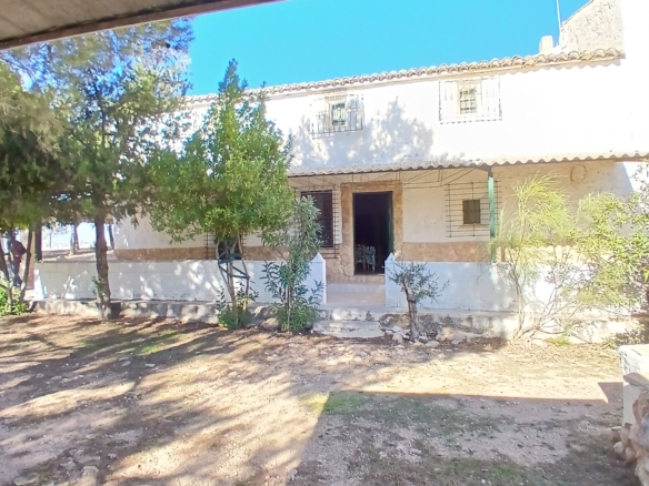 Exclusieve Off-Grid Finca met Gigantisch Perceel & Zwembad in Caudete