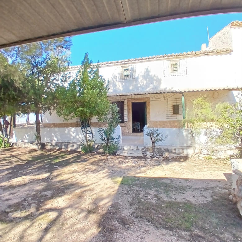 Exclusieve Off-Grid Finca met Gigantisch Perceel & Zwembad in Caudete
