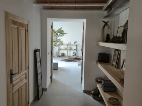 B&B te koop in Almansa: Unieke Off-grid Finca met Toeristische Licentie