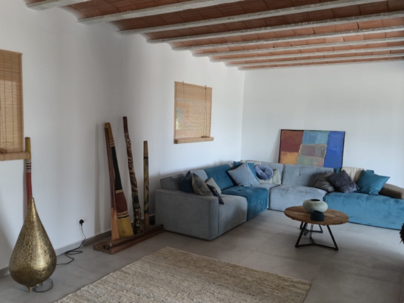 B&B te koop in Almansa: Unieke Off-grid Finca met Toeristische Licentie