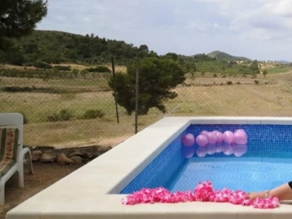 Exclusieve Off-Grid Finca met Gigantisch Perceel & Zwembad in Caudete