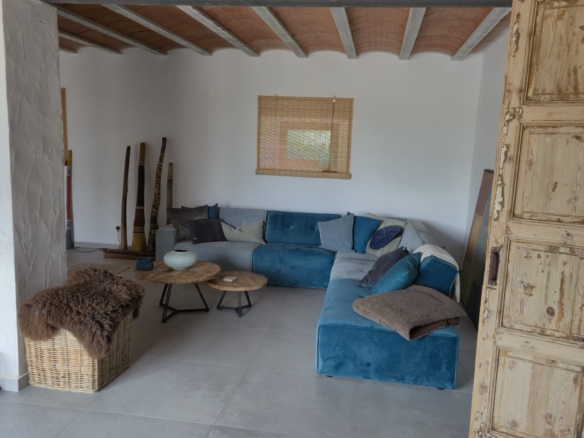 B&B te koop in Almansa: Unieke Off-grid Finca met Toeristische Licentie