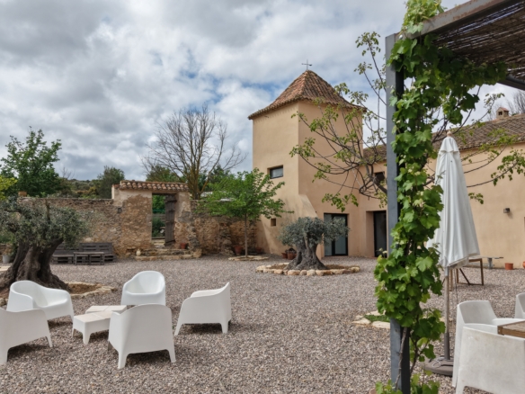 B&B te koop in Almansa: Unieke Off-grid Finca met Toeristische Licentie
