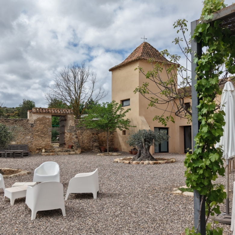 B&B te koop in Almansa: Unieke Off-grid Finca met Toeristische Licentie