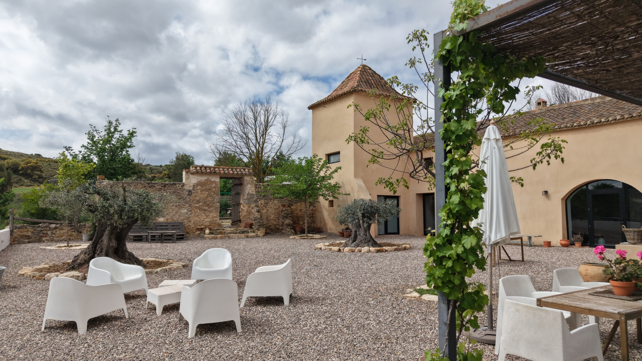 B&B te koop in Almansa: Unieke Off-grid Finca met Toeristische Licentie
