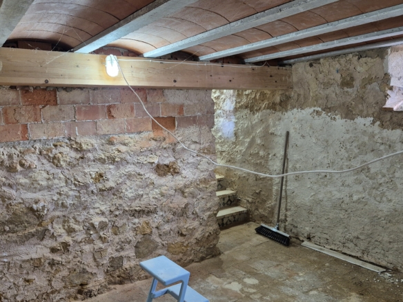 B&B te koop in Almansa: Unieke Off-grid Finca met Toeristische Licentie