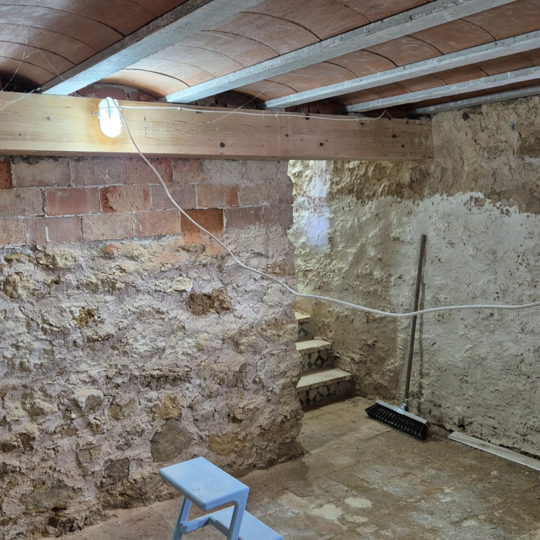 B&B te koop in Almansa: Unieke Off-grid Finca met Toeristische Licentie