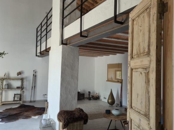 B&B te koop in Almansa: Unieke Off-grid Finca met Toeristische Licentie