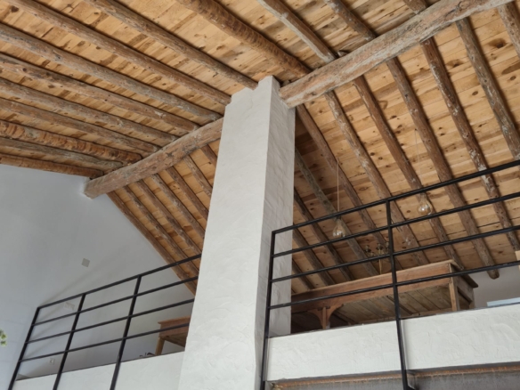 B&B te koop in Almansa: Unieke Off-grid Finca met Toeristische Licentie