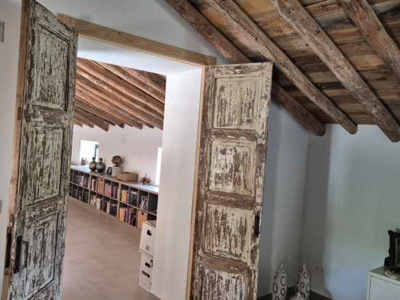 B&B te koop in Almansa: Unieke Off-grid Finca met Toeristische Licentie