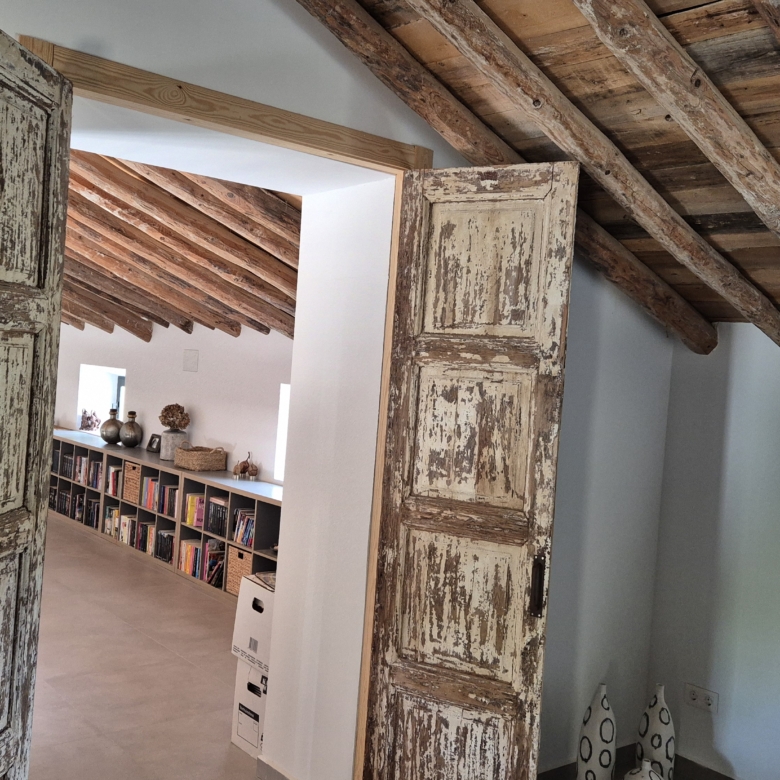 B&B te koop in Almansa: Unieke Off-grid Finca met Toeristische Licentie