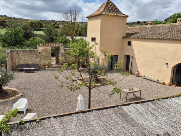 B&B te koop in Almansa: Unieke Off-grid Finca met Toeristische Licentie