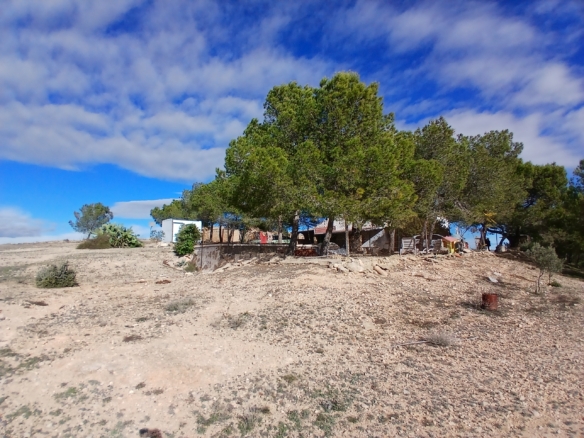 Exclusieve Off-Grid Finca met Gigantisch Perceel & Zwembad in Caudete