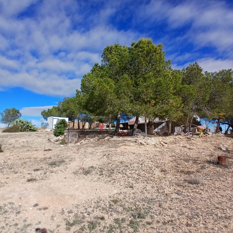 Exclusieve Off-Grid Finca met Gigantisch Perceel & Zwembad in Caudete