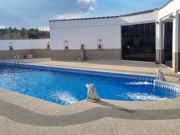 Unieke luxe villa met gastenverblijf en privézwembad te koop in Hondón de los Frailes