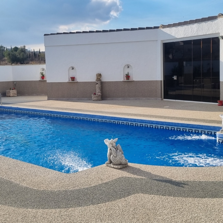Unieke luxe villa met gastenverblijf en privézwembad te koop in Hondón de los Frailes