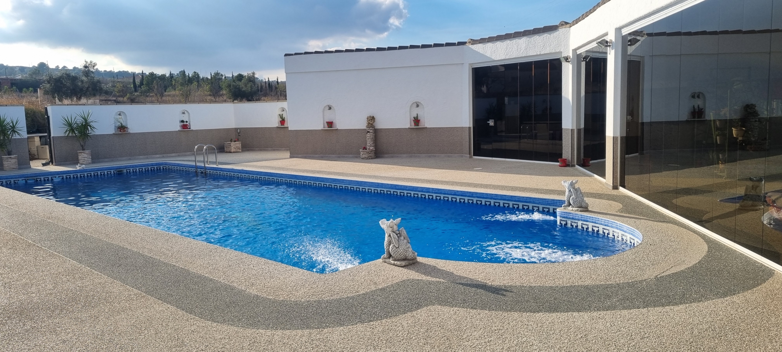 Unieke luxe villa met gastenverblijf en privézwembad te koop in Hondón de los Frailes