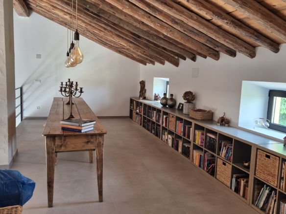 B&B te koop in Almansa: Unieke Off-grid Finca met Toeristische Licentie