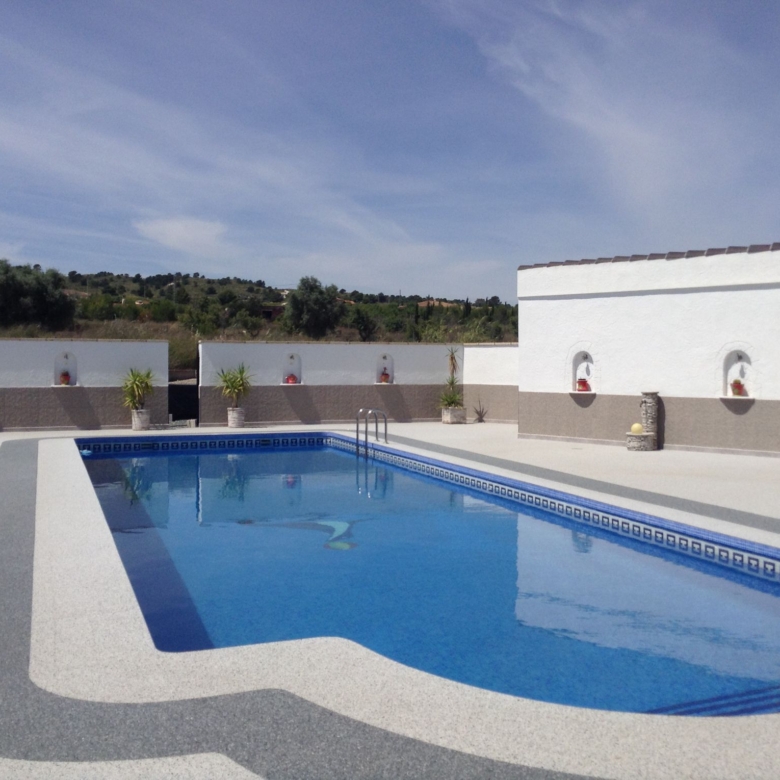 Unieke luxe villa met gastenverblijf en privézwembad te koop in Hondón de los Frailes