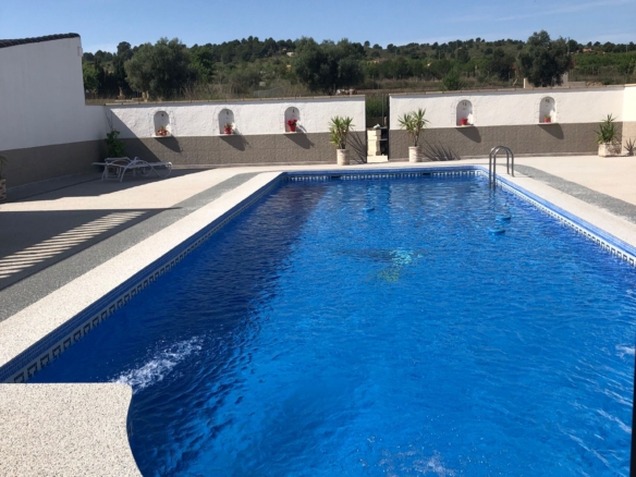 Unieke luxe villa met gastenverblijf en privézwembad te koop in Hondón de los Frailes