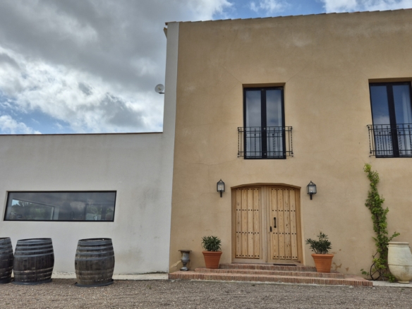 B&B te koop in Almansa: Unieke Off-grid Finca met Toeristische Licentie