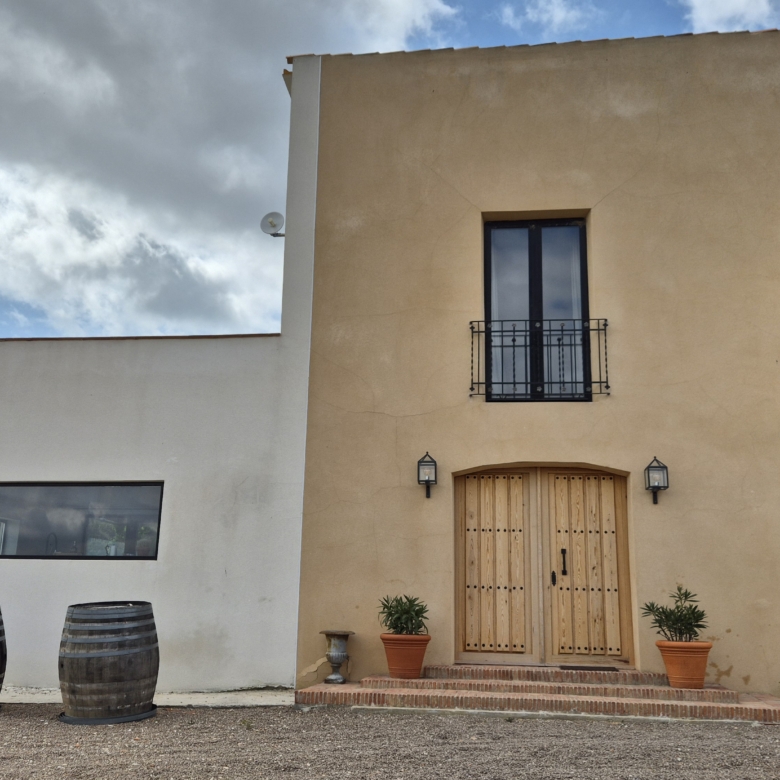 B&B te koop in Almansa: Unieke Off-grid Finca met Toeristische Licentie