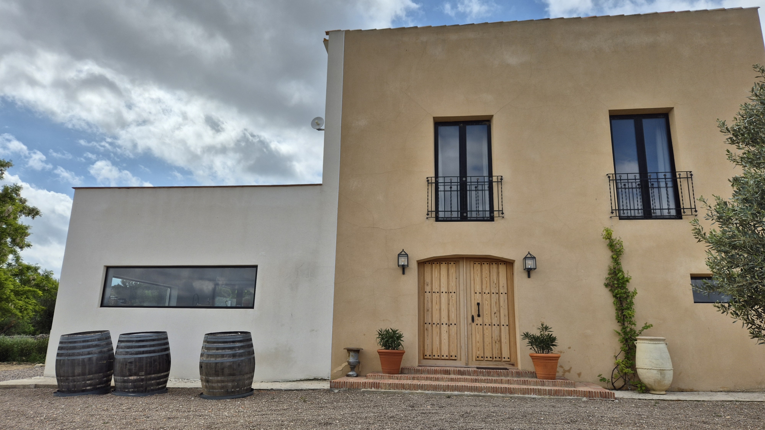 B&B te koop in Almansa: Unieke Off-grid Finca met Toeristische Licentie