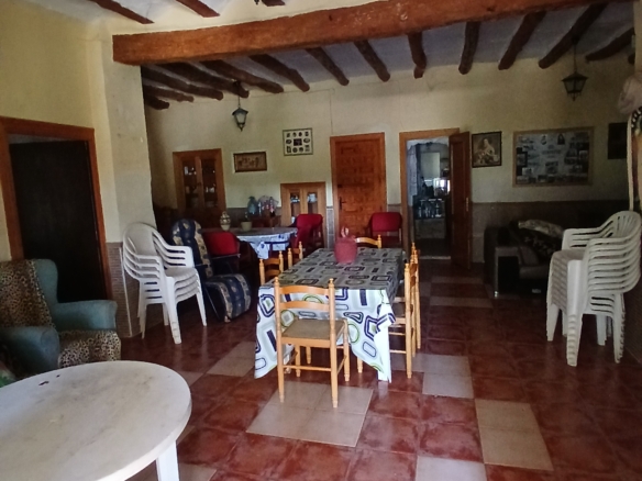 Exclusieve Off-Grid Finca met Gigantisch Perceel & Zwembad in Caudete