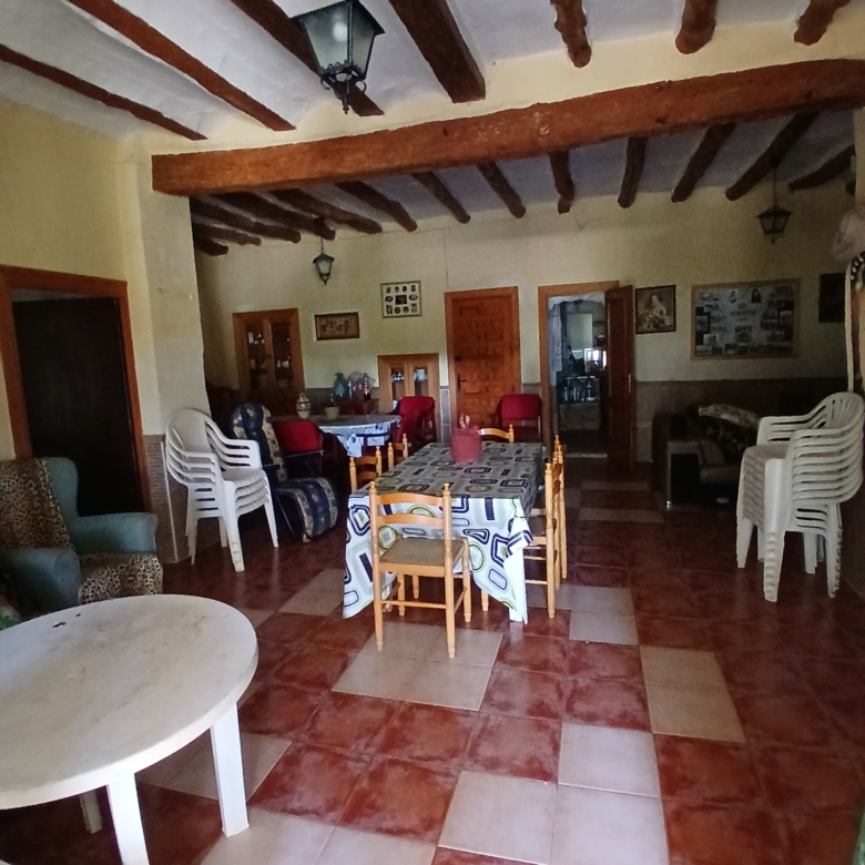 Exclusieve Off-Grid Finca met Gigantisch Perceel & Zwembad in Caudete