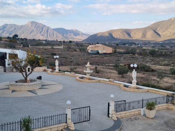 Unieke luxe villa met gastenverblijf en privézwembad te koop in Hondón de los Frailes