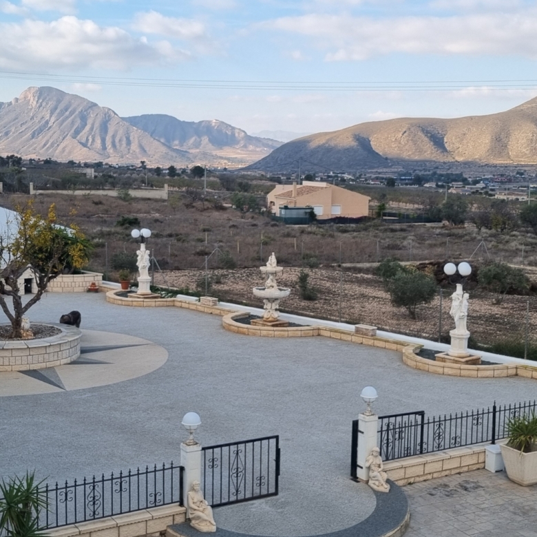 Unieke luxe villa met gastenverblijf en privézwembad te koop in Hondón de los Frailes