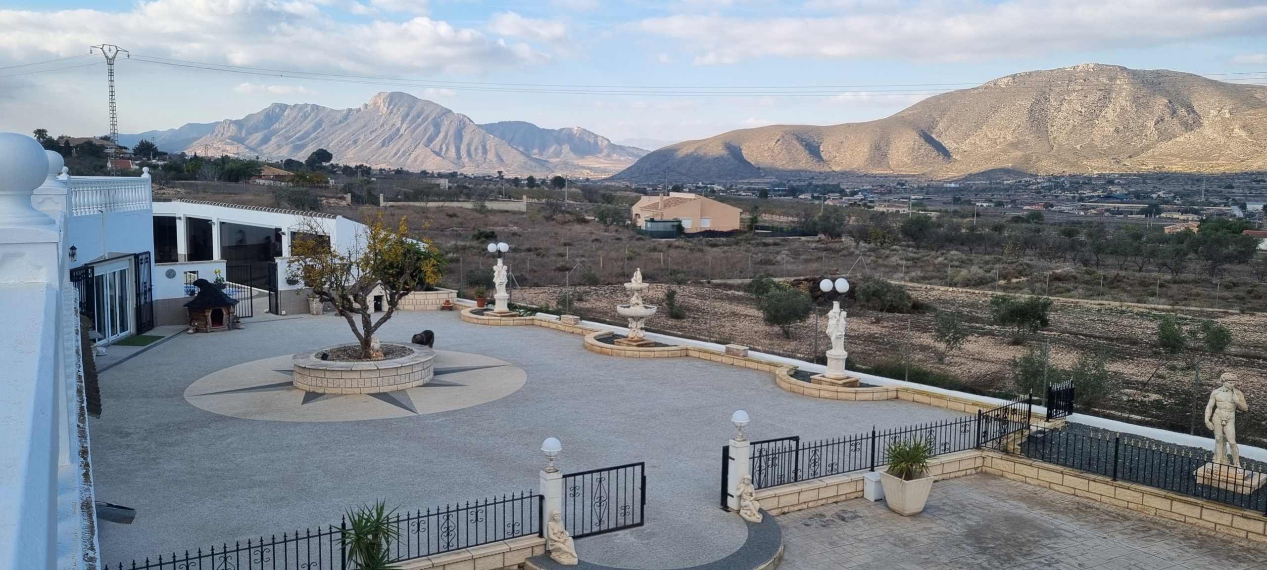 Unieke luxe villa met gastenverblijf en privézwembad te koop in Hondón de los Frailes