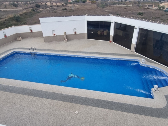 Unieke luxe villa met gastenverblijf en privézwembad te koop in Hondón de los Frailes