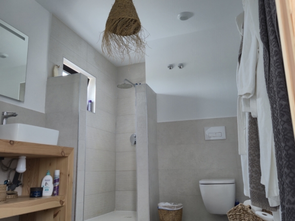 B&B te koop in Almansa: Unieke Off-grid Finca met Toeristische Licentie