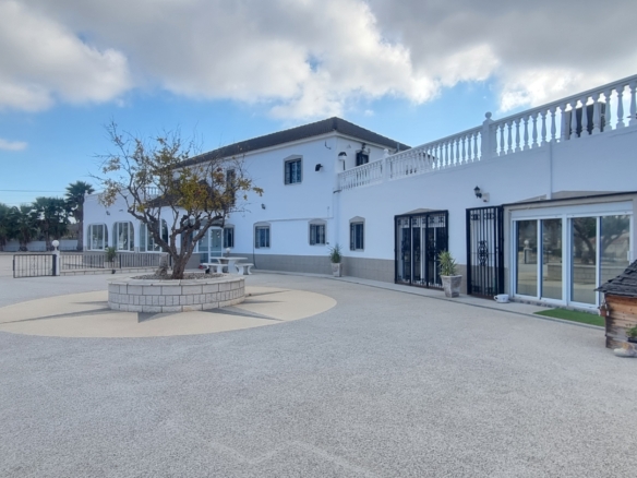 Unieke luxe villa met gastenverblijf en privézwembad te koop in Hondón de los Frailes