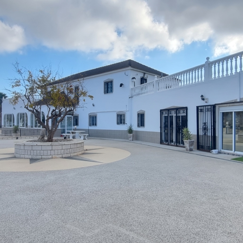 Unieke luxe villa met gastenverblijf en privézwembad te koop in Hondón de los Frailes