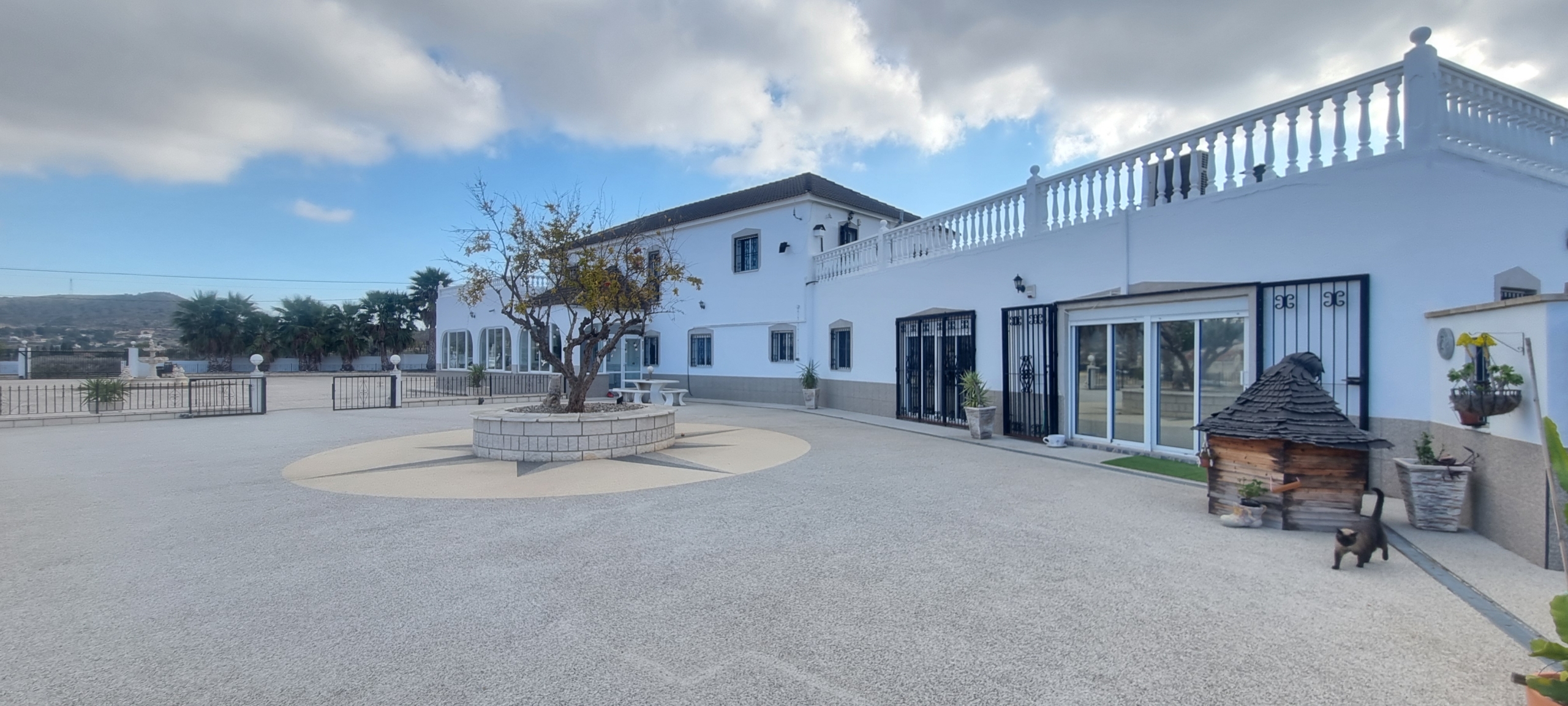 Unieke luxe villa met gastenverblijf en privézwembad te koop in Hondón de los Frailes