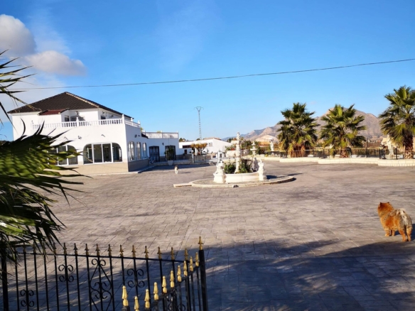 Unieke luxe villa met gastenverblijf en privézwembad te koop in Hondón de los Frailes