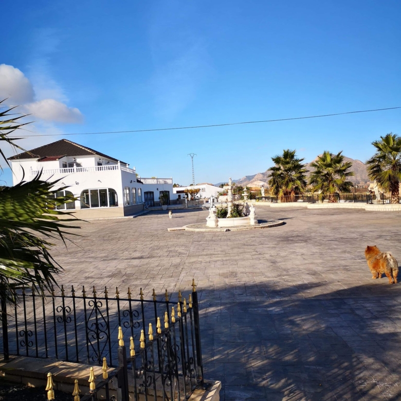 Unieke luxe villa met gastenverblijf en privézwembad te koop in Hondón de los Frailes