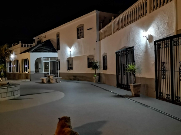 Unieke luxe villa met gastenverblijf en privézwembad te koop in Hondón de los Frailes