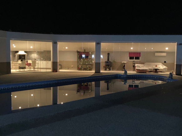 Unieke luxe villa met gastenverblijf en privézwembad te koop in Hondón de los Frailes
