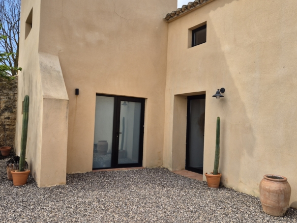 B&B te koop in Almansa: Unieke Off-grid Finca met Toeristische Licentie