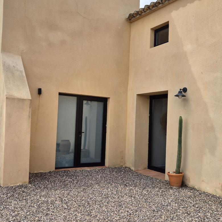 B&B te koop in Almansa: Unieke Off-grid Finca met Toeristische Licentie