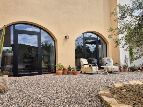 B&B te koop in Almansa: Unieke Off-grid Finca met Toeristische Licentie