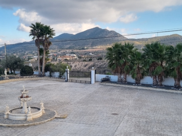 Unieke luxe villa met gastenverblijf en privézwembad te koop in Hondón de los Frailes