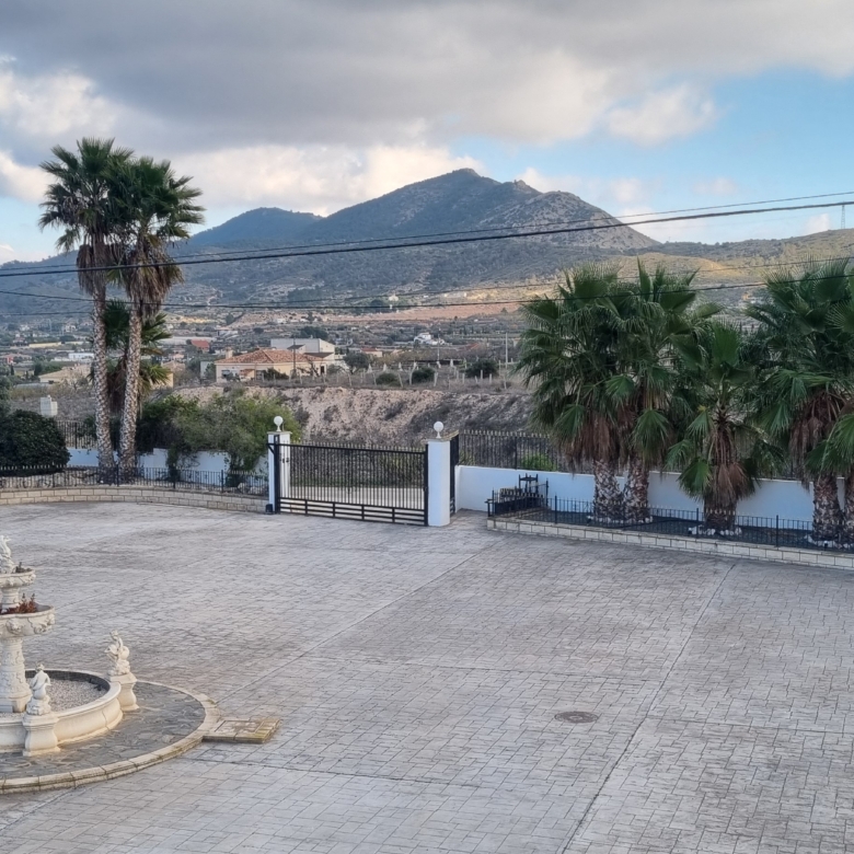 Unieke luxe villa met gastenverblijf en privézwembad te koop in Hondón de los Frailes